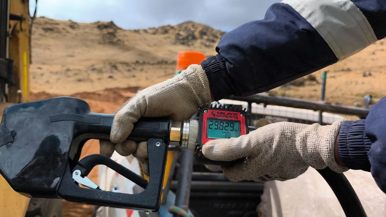 Abastecimiento de combustible a un equipo con pistola y contómetro