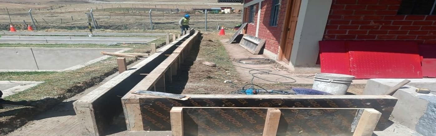 Encofrado de un canal de concreto