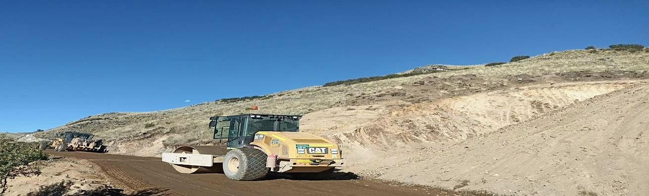 Rodillo compactando una vía de tierra