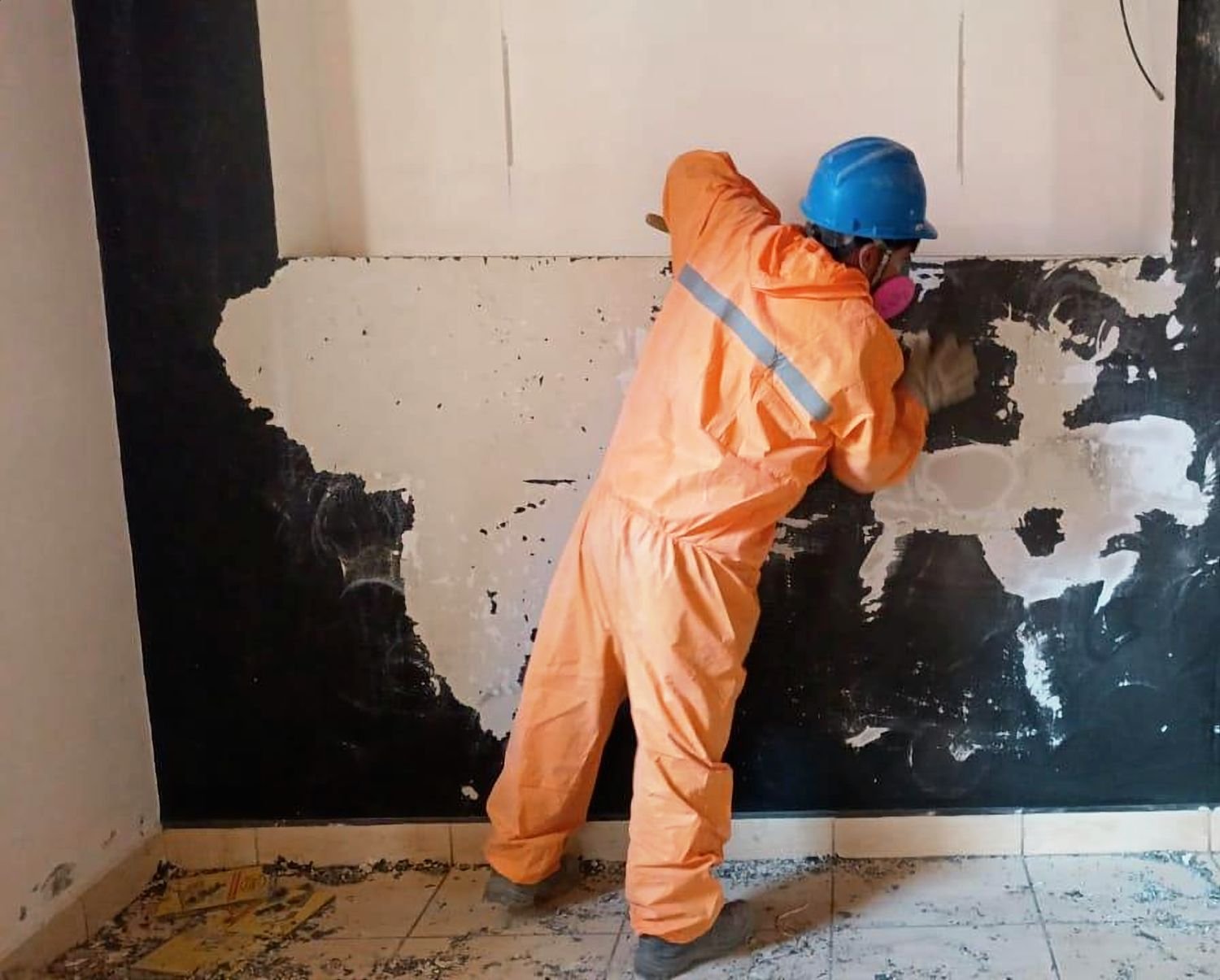 Trabajador resanando un muro interior