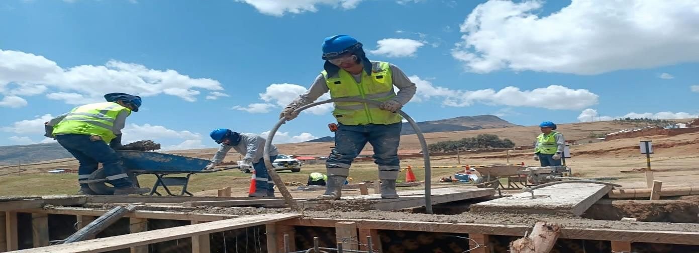Cuadrilla vaciando y vibrando concreto en un encofrado